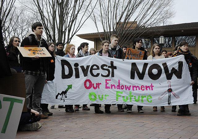 640px-Fossil_Fuel_Divestment_Student_Protest_at_Tufts_University.jpg