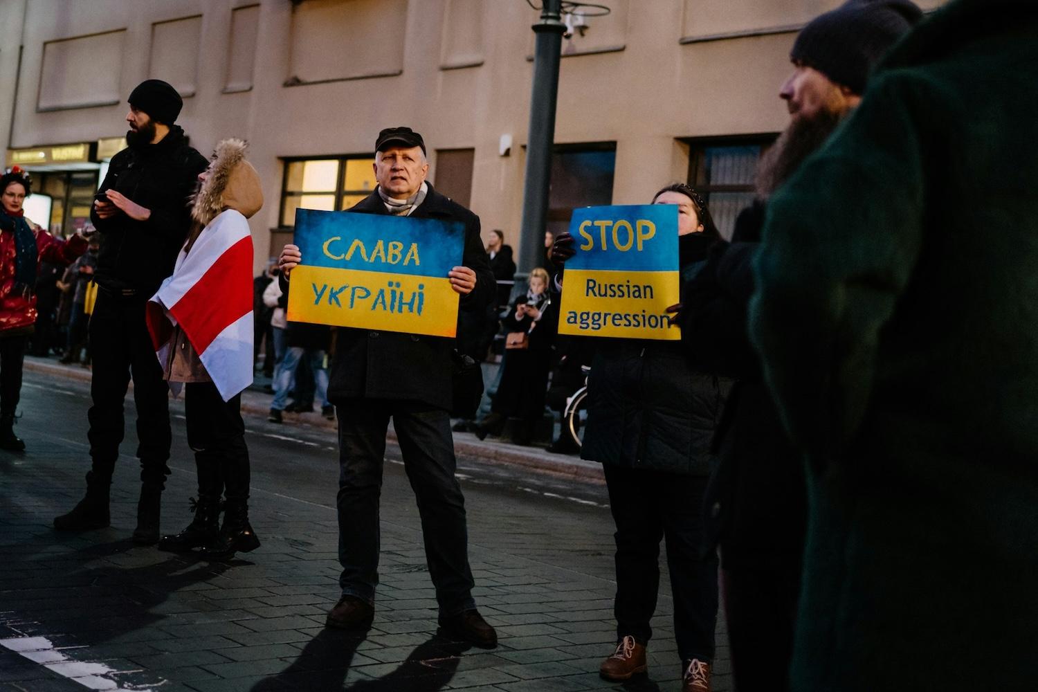 romanian protestors oppose russia invasion of ukraine in 2022