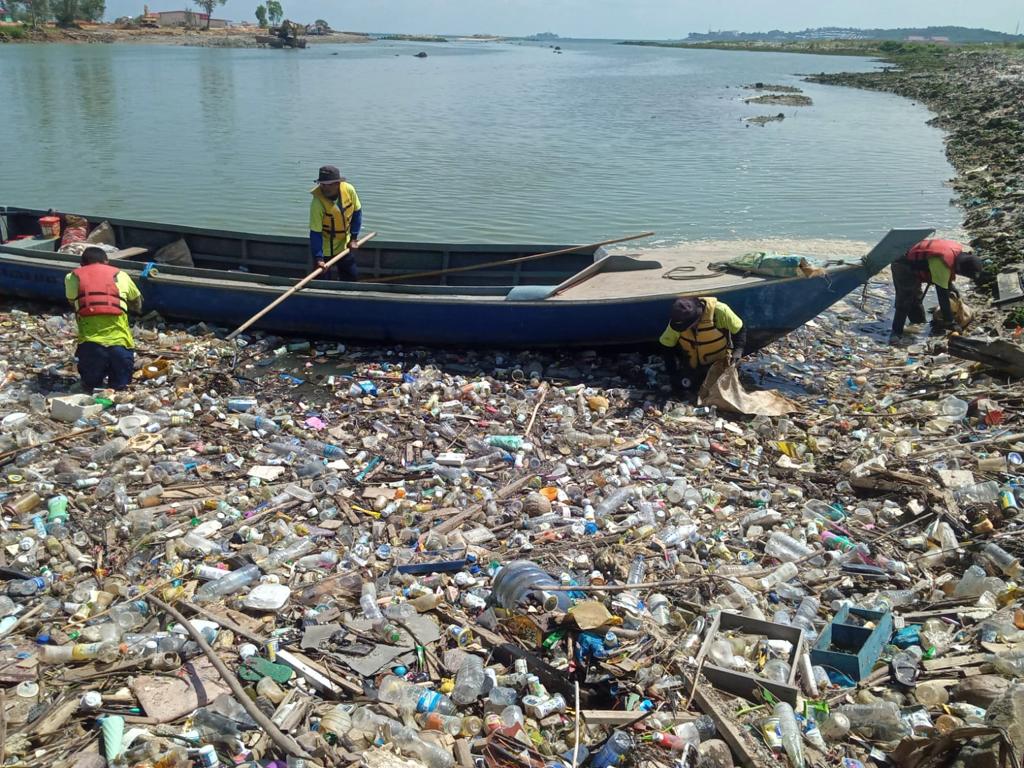 [Seven Clean Seas] Bengkong Boat Cleanup - removing plastic pollution in indonesia