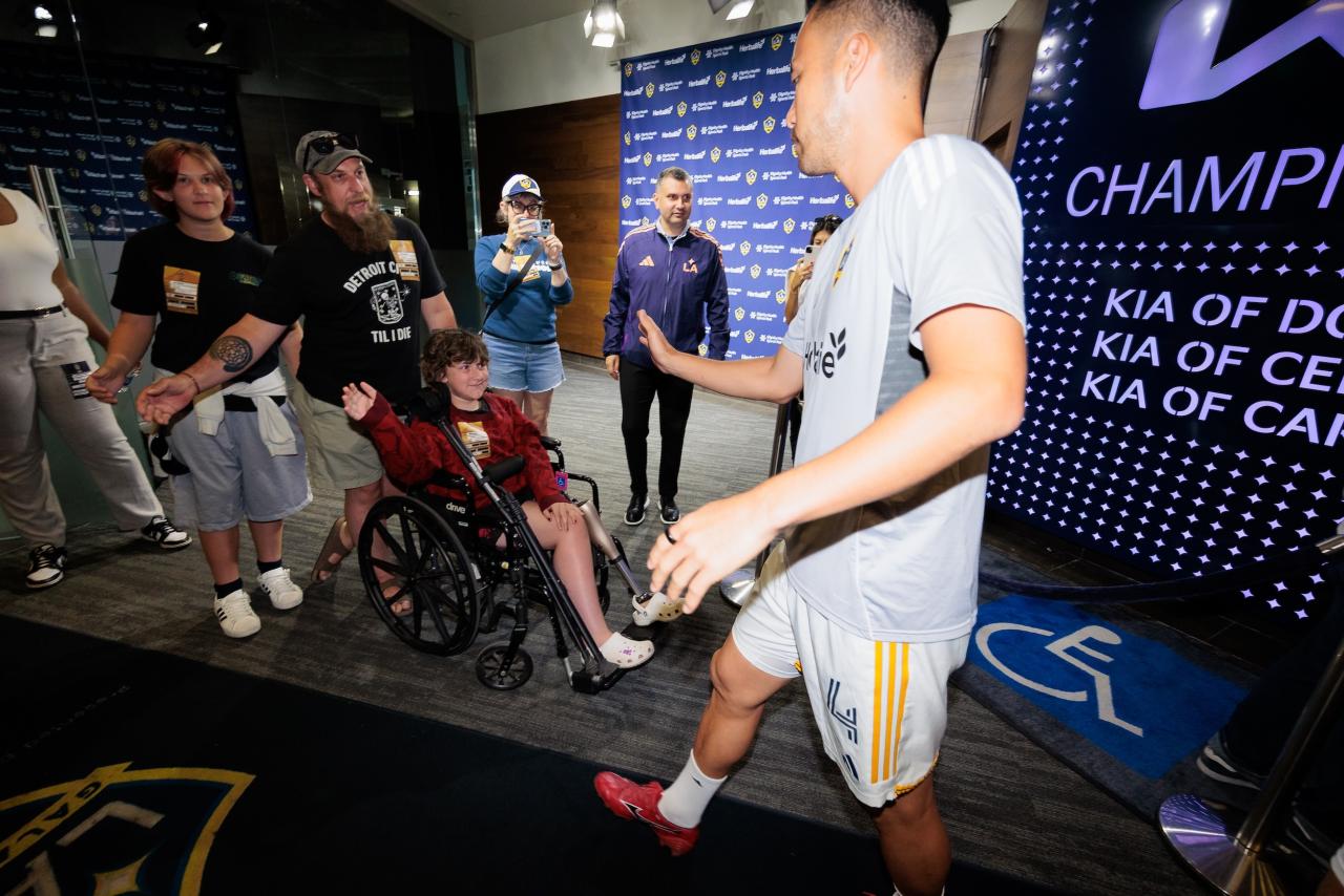 As the players warmed up on the field, Greta was invited to exchange high-fives with the team. 