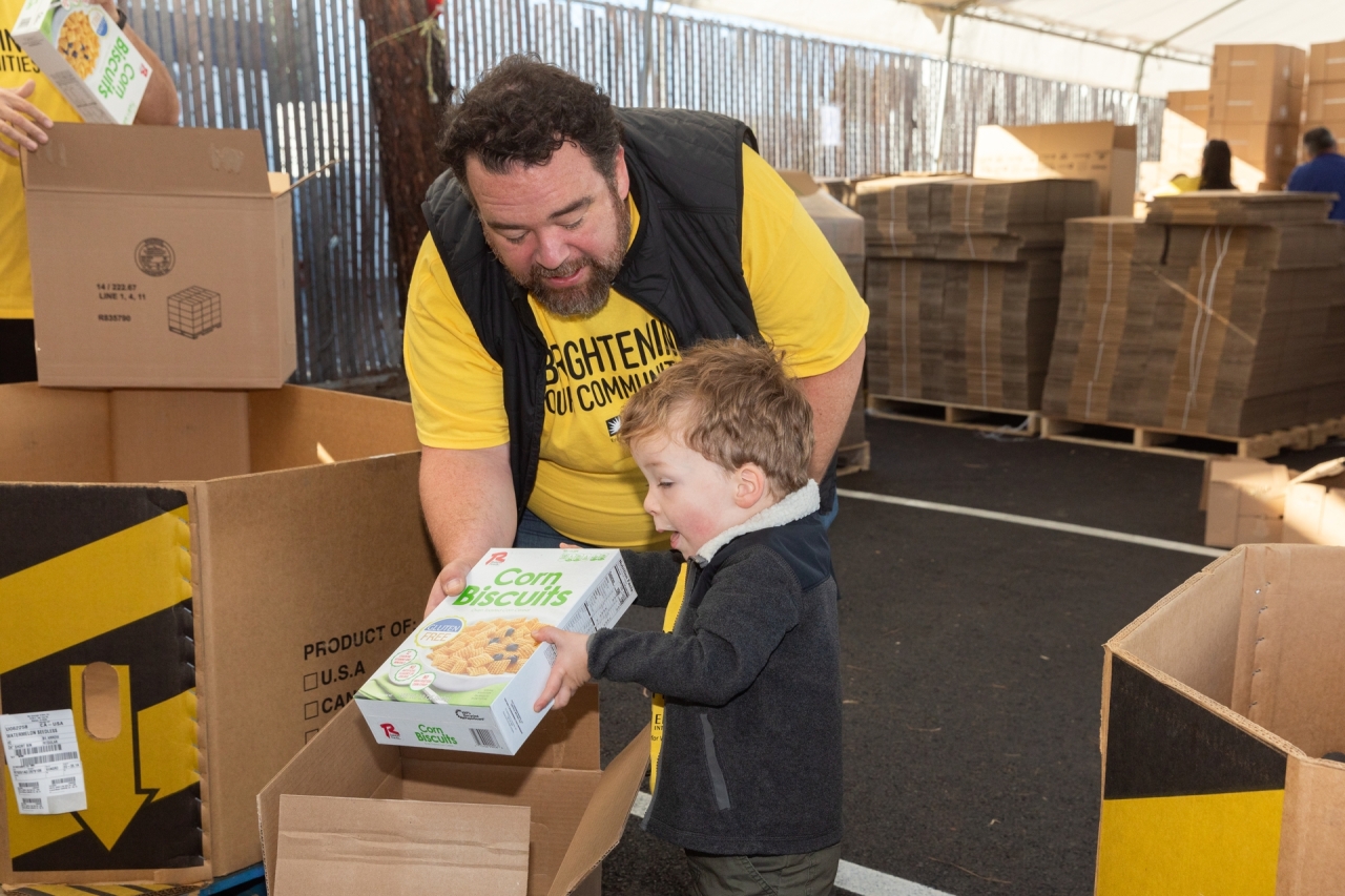 parent and child volunteering