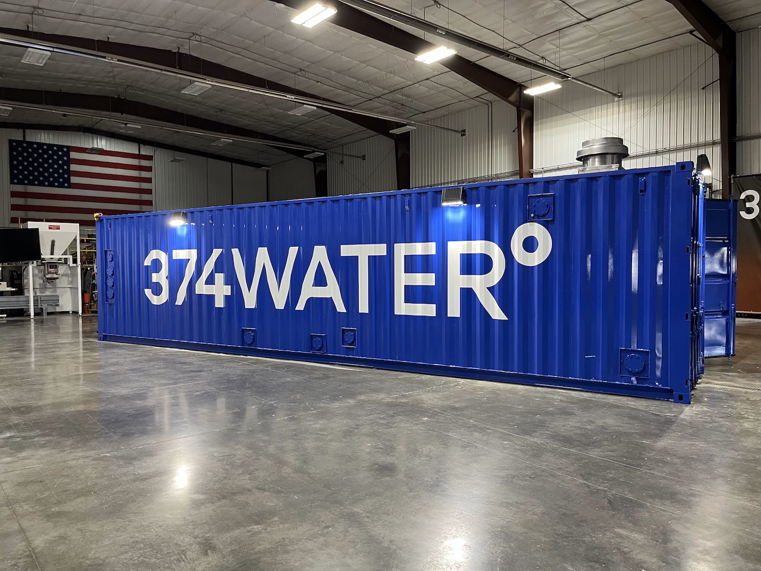374Water container that can eliminate PFAS from water