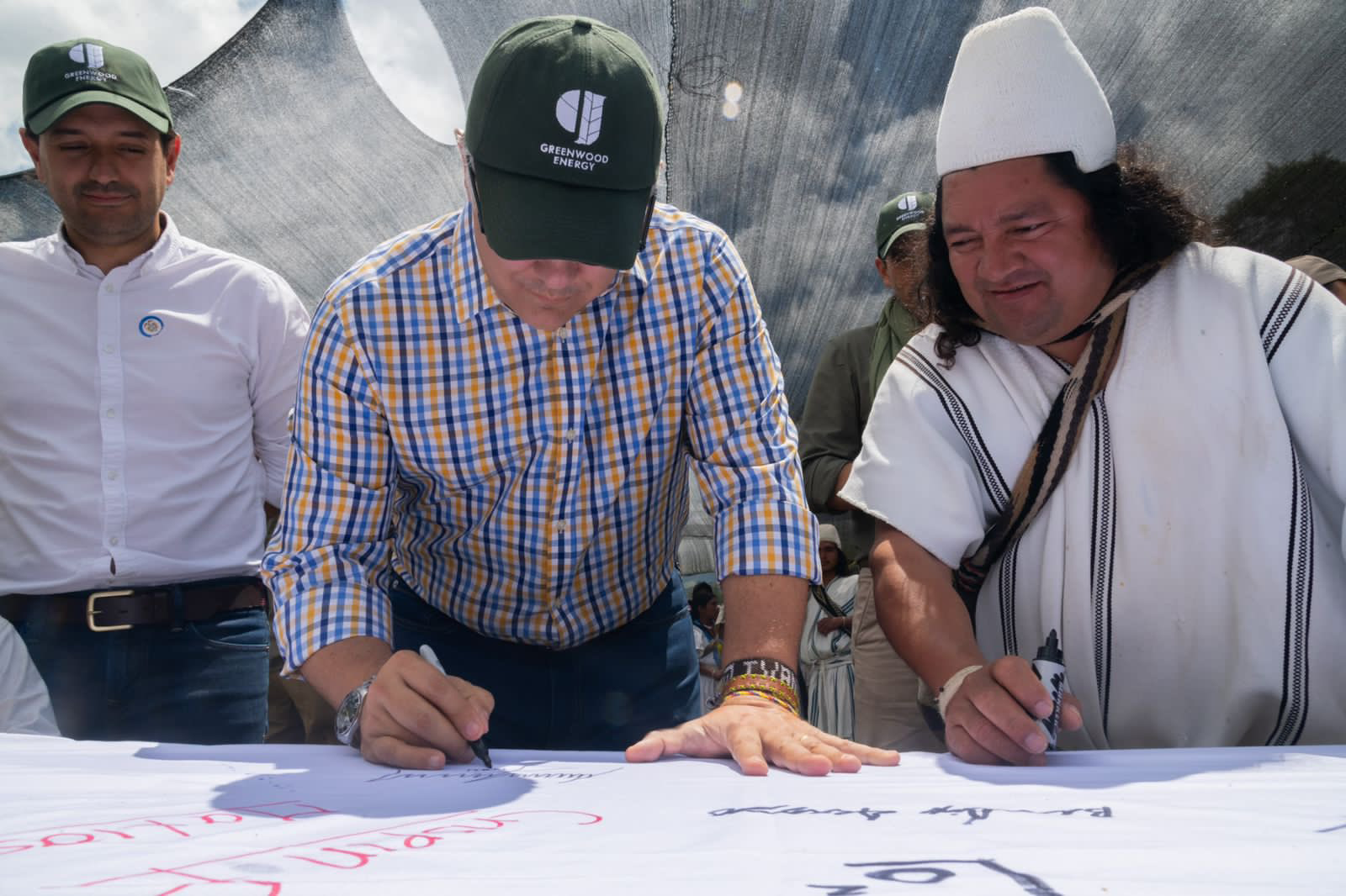 (left to right) Colombian minister of Energy and Mining Diego Mesa Puyo, President of Colombia Iván Duque Márquez, and Arhuaco Leader Noel Torres signing to launch the Terra Initiative. 