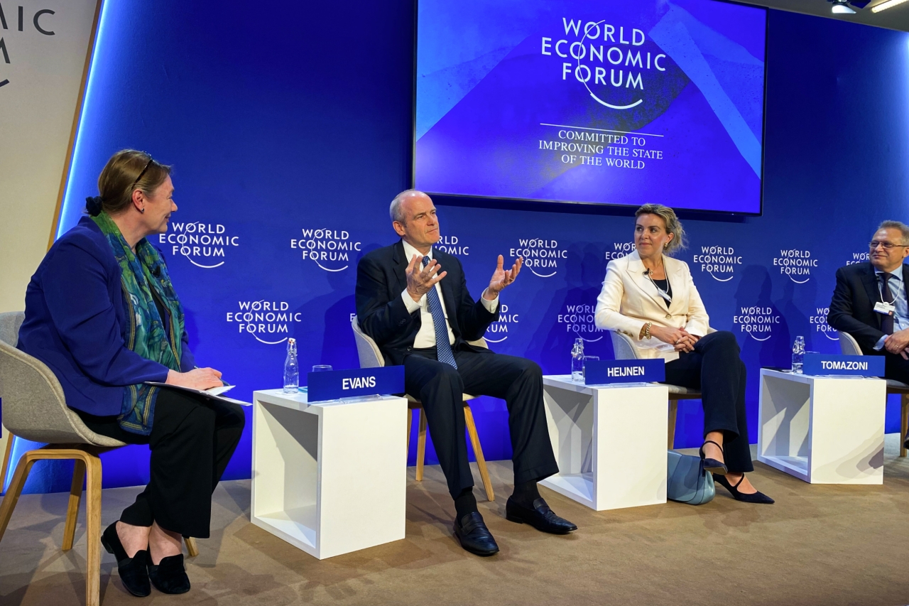 Moderator Jane Nelson (L), in discussion with Alibaba Group President Mike Evans and Dutch Environment Minister Vivianne Heijnen.