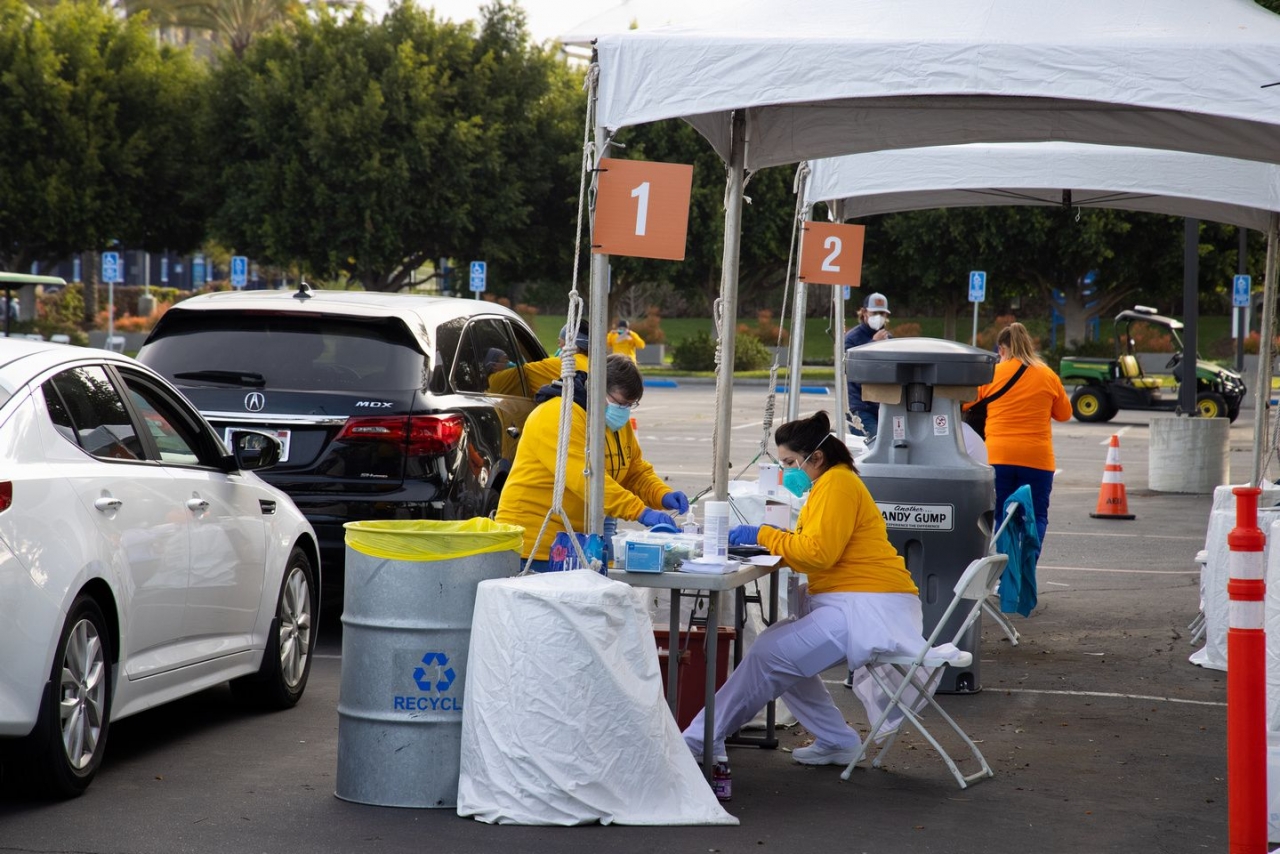 Volunteers support the distribution of Covid-19 vaccines