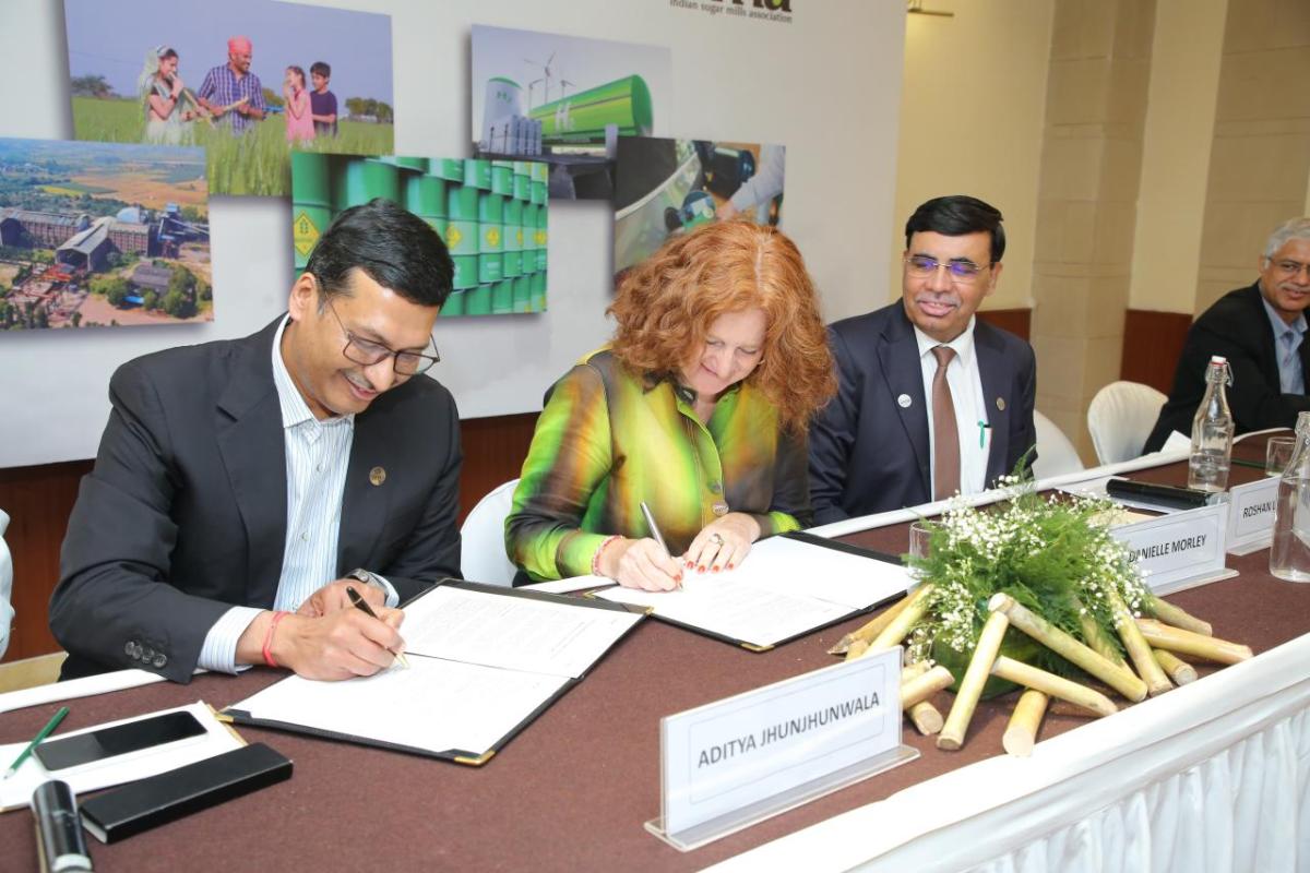 Bonsucro CEO and Indian Sugar Mills Association President sign the MoU