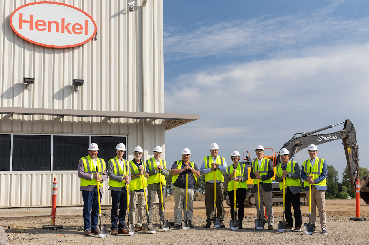 groundbreaking group with shovels