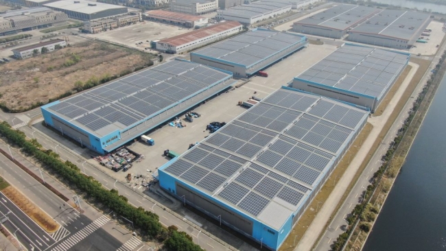 A Cainiao bonded warehouse equipped with solar panels. Photo credit: Alibaba Group