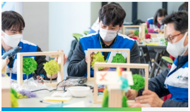 Asia MetLife colleagues in Korea assemble and decorate colorful “Scandia Moss frames” for seniors.