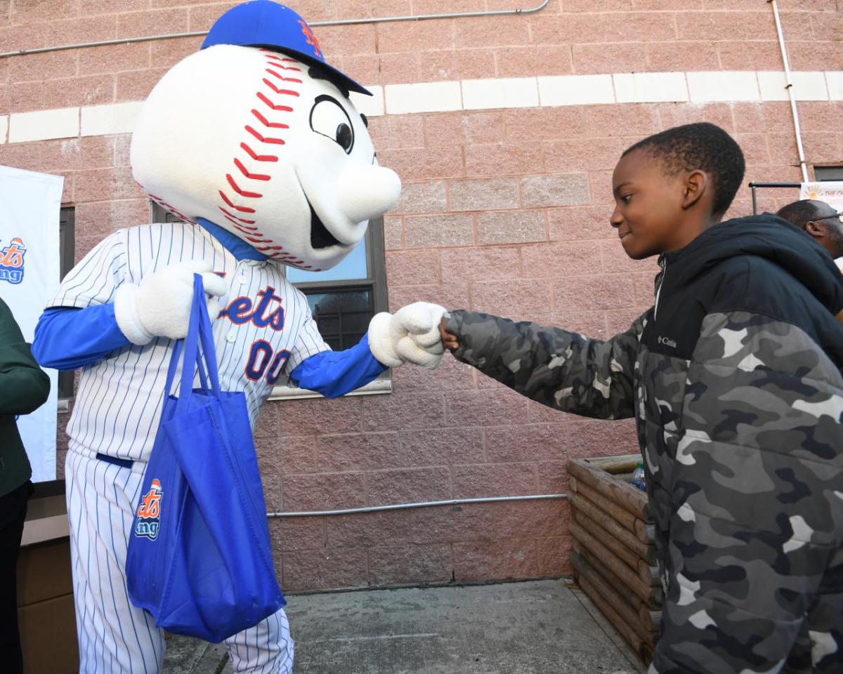 Kid meeting the Mets Mascot
