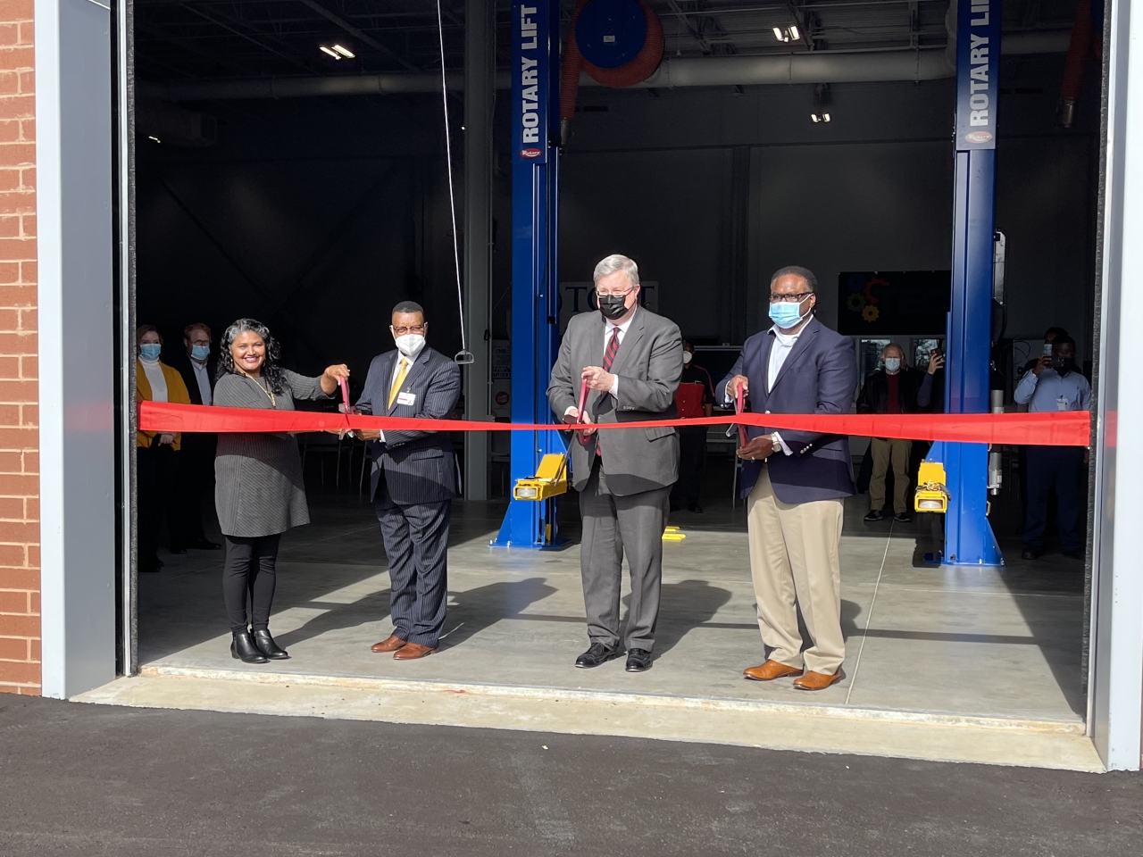 Ribbon cutting for TCAT Memphis’ new Diesel Technology Building. From left: Regent Nisha Powers, member of the Tennessee Board of Regents, TCAT Memphis President Roland Rayner, Memphis Mayor Jim Strickland, Fernando Herndon, Cummins Inc.