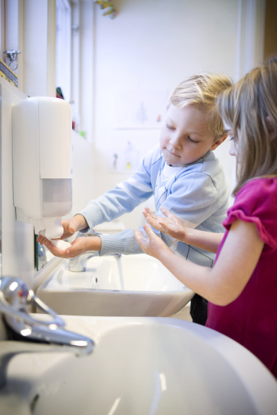 kids washing hands