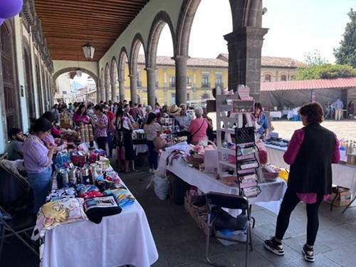 Una larga pasarela cubierta con vendedores de artesanías.