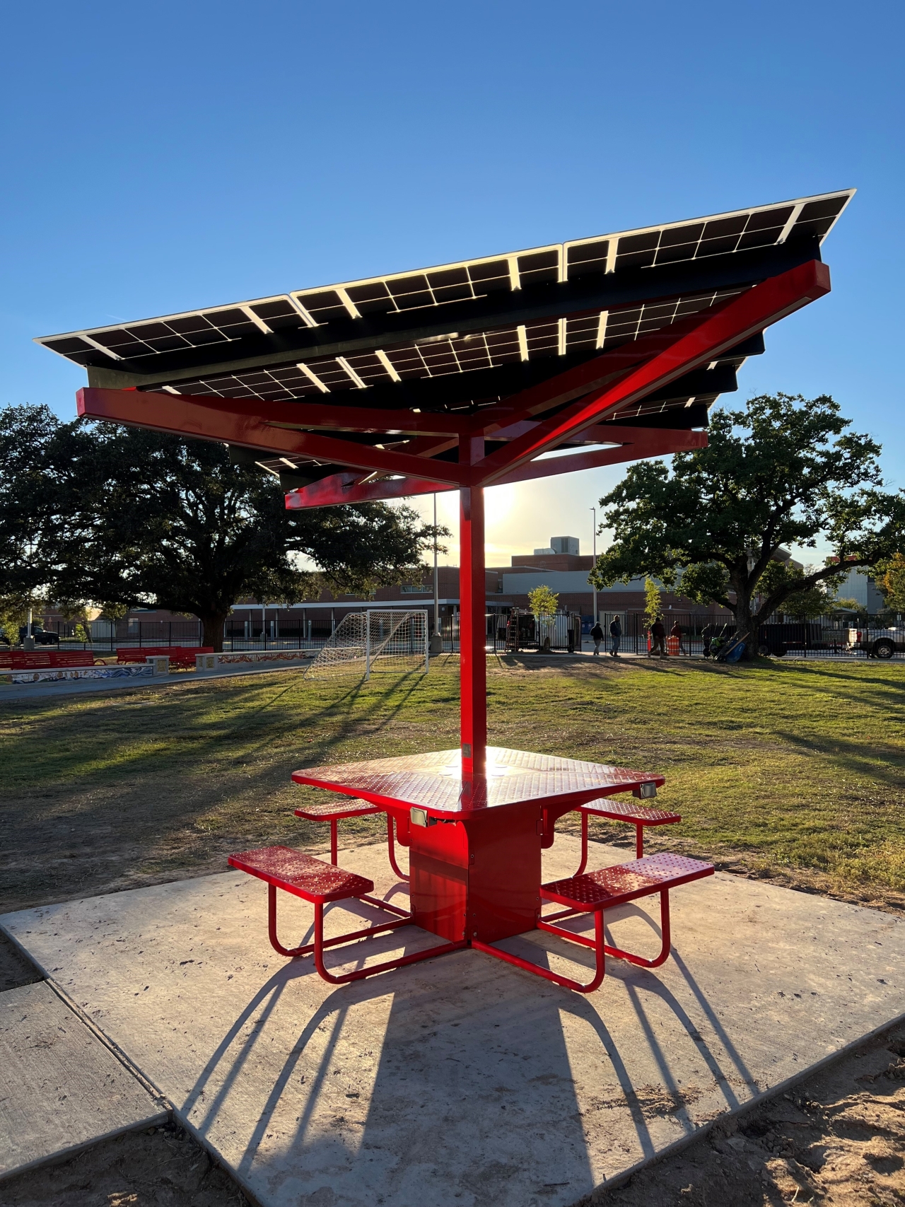 Red stand-alone solar workstation