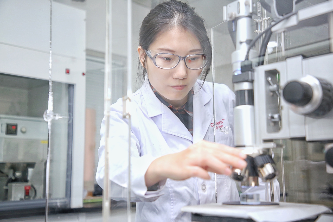 Woman in a laboratory.