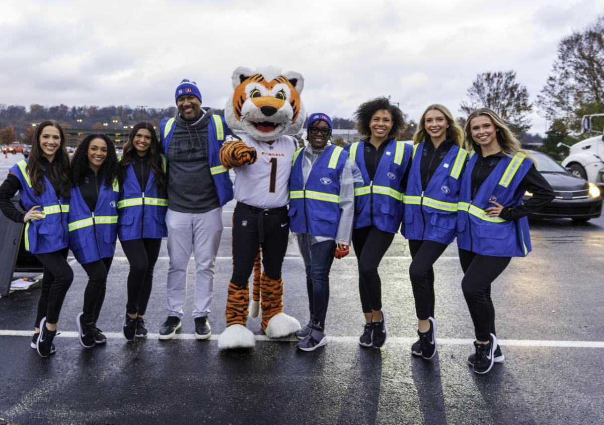 Cincinnati Bengals and the BenGal cheerleaders help donate Holiday Meals
