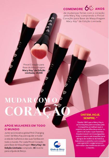 An advertisement in a foreign language. Heart shaped make up brushes at different angles.