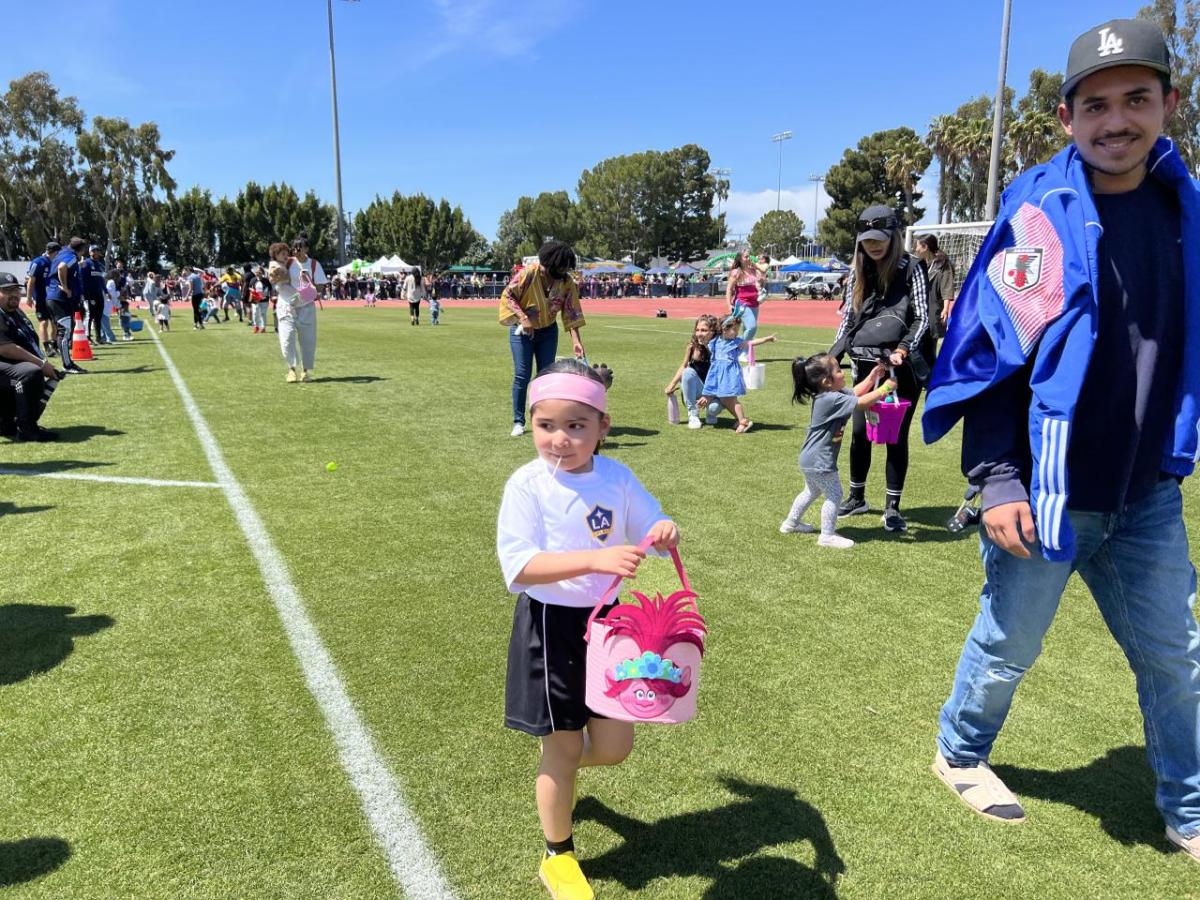 CSRWire - LA Kings Team Up With Shoes That Fit to Distribute 100 Pairs of  adidas Sneakers to Elementary School Students in Compton, Calif.