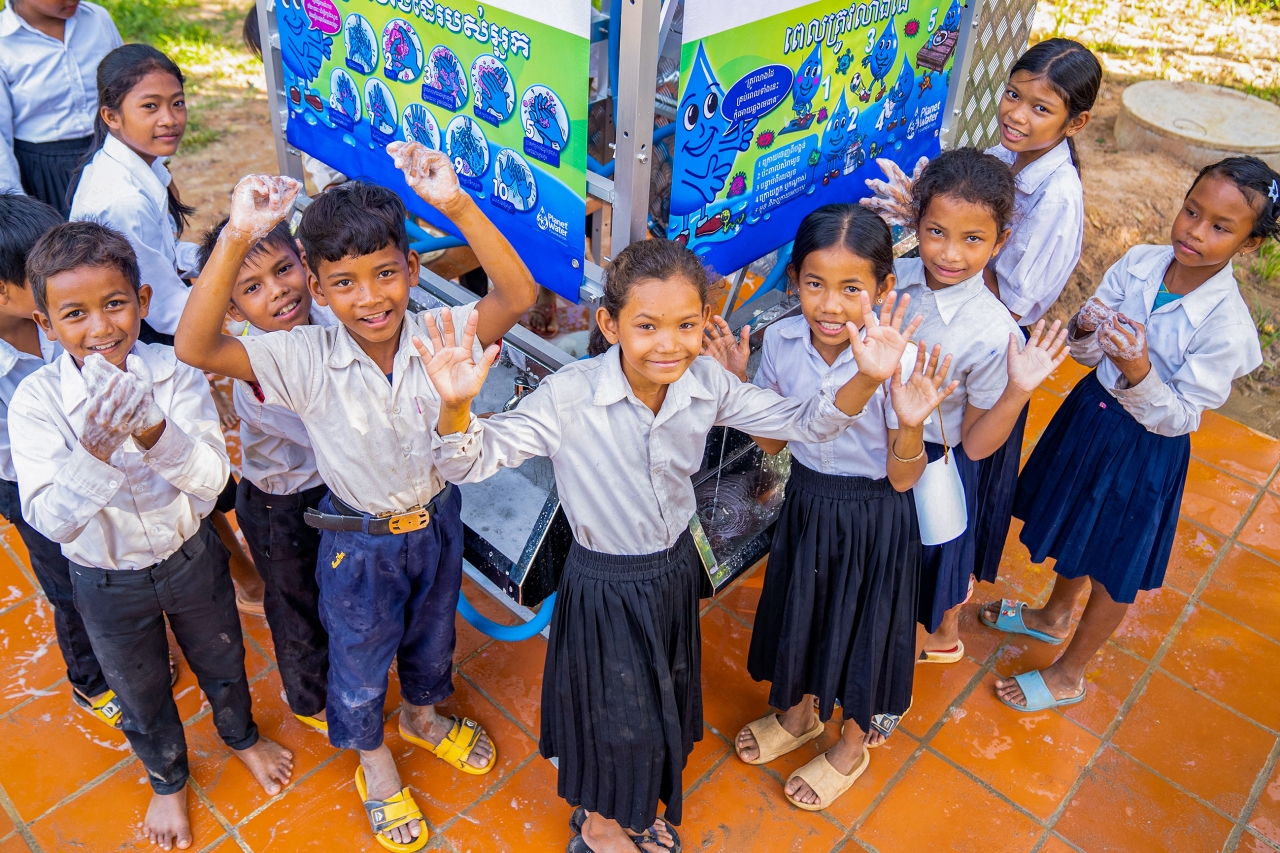 Children hadwashing in Cambodia 