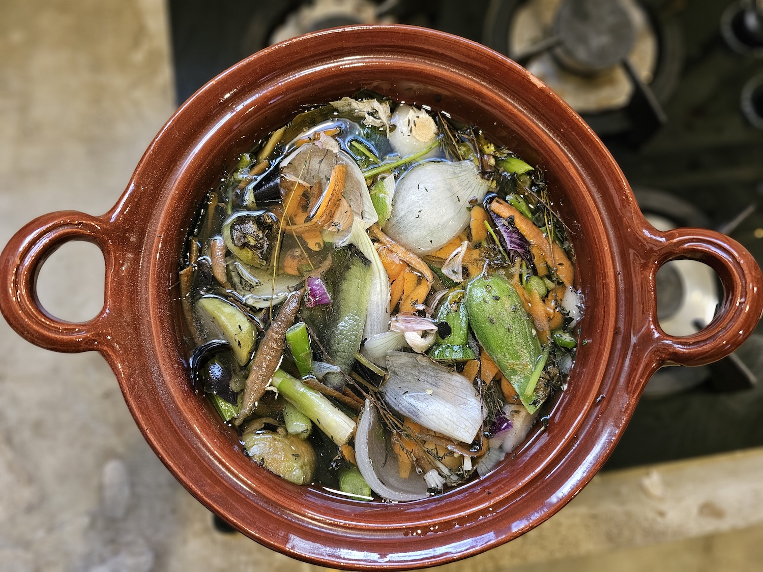 Pot on the stove with scraps - how to make vegetable broth from vegetable scraps