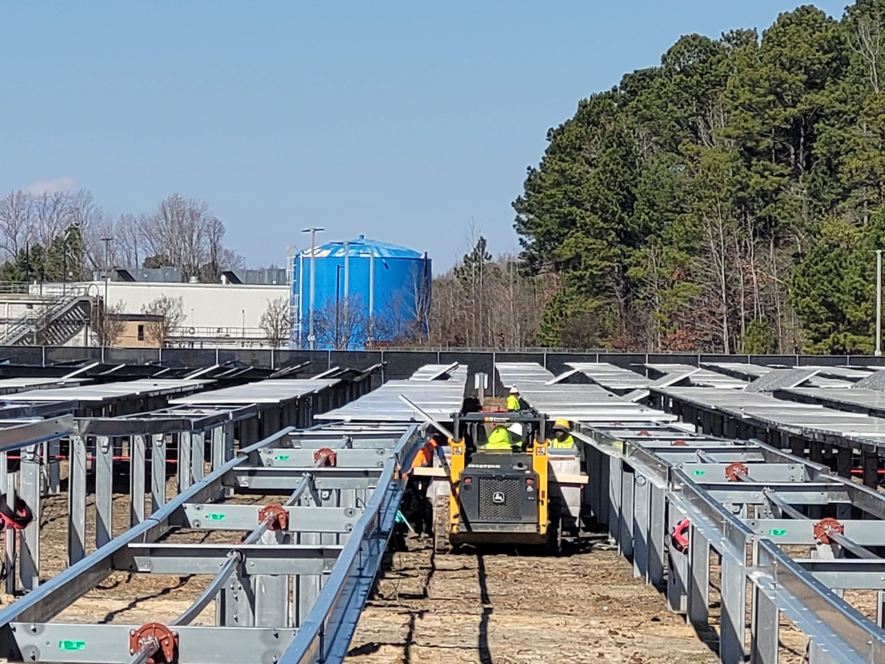 Crews install a solar array at Cummins’ Rocky Mount Engine Plant in Rocky Mount, North Carolina.