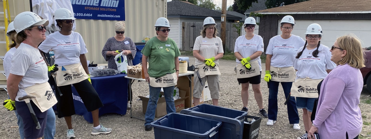 Christina Spence, CNH Industrial’s VP General Tax Counsel, addresses the volunteers before the day’s build