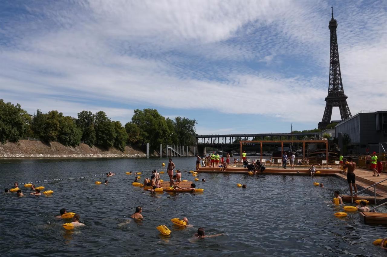 People swimming in the Seine 