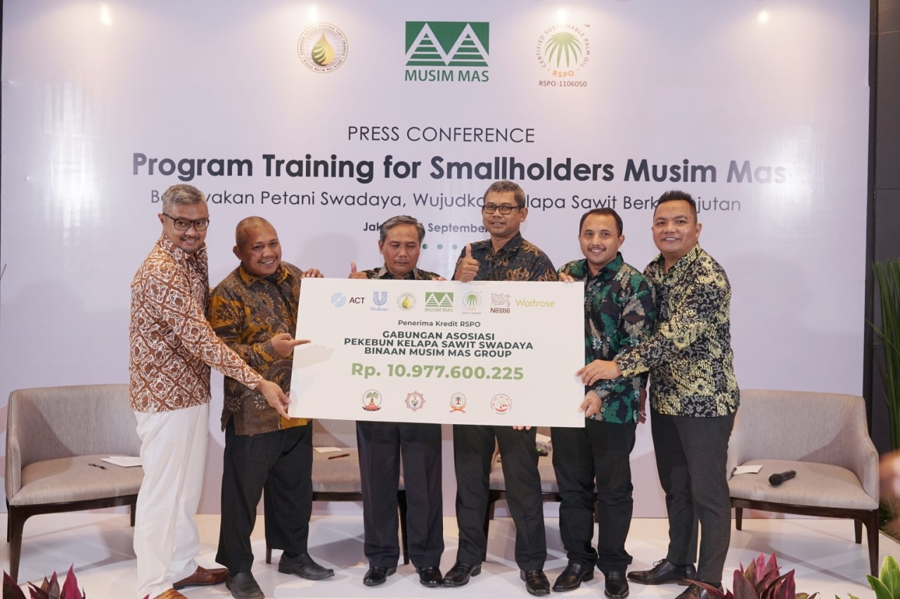 smallholders holding a training sign