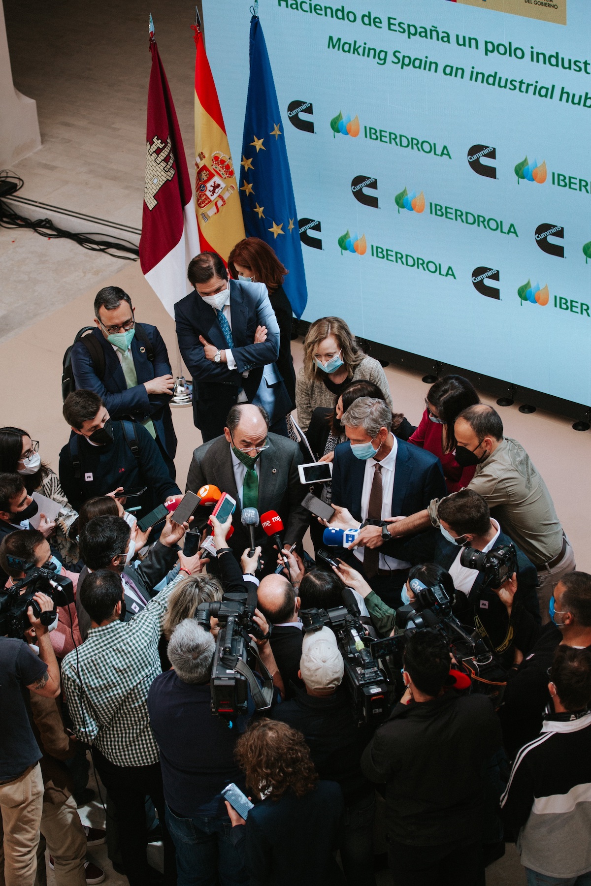 Iberdrola Chairman and CEO Ignacio Galán (left) and Cummins Chairman and CEO Tom Linebarger (right), meet with members of the Spanish media to discuss the plant announcement.