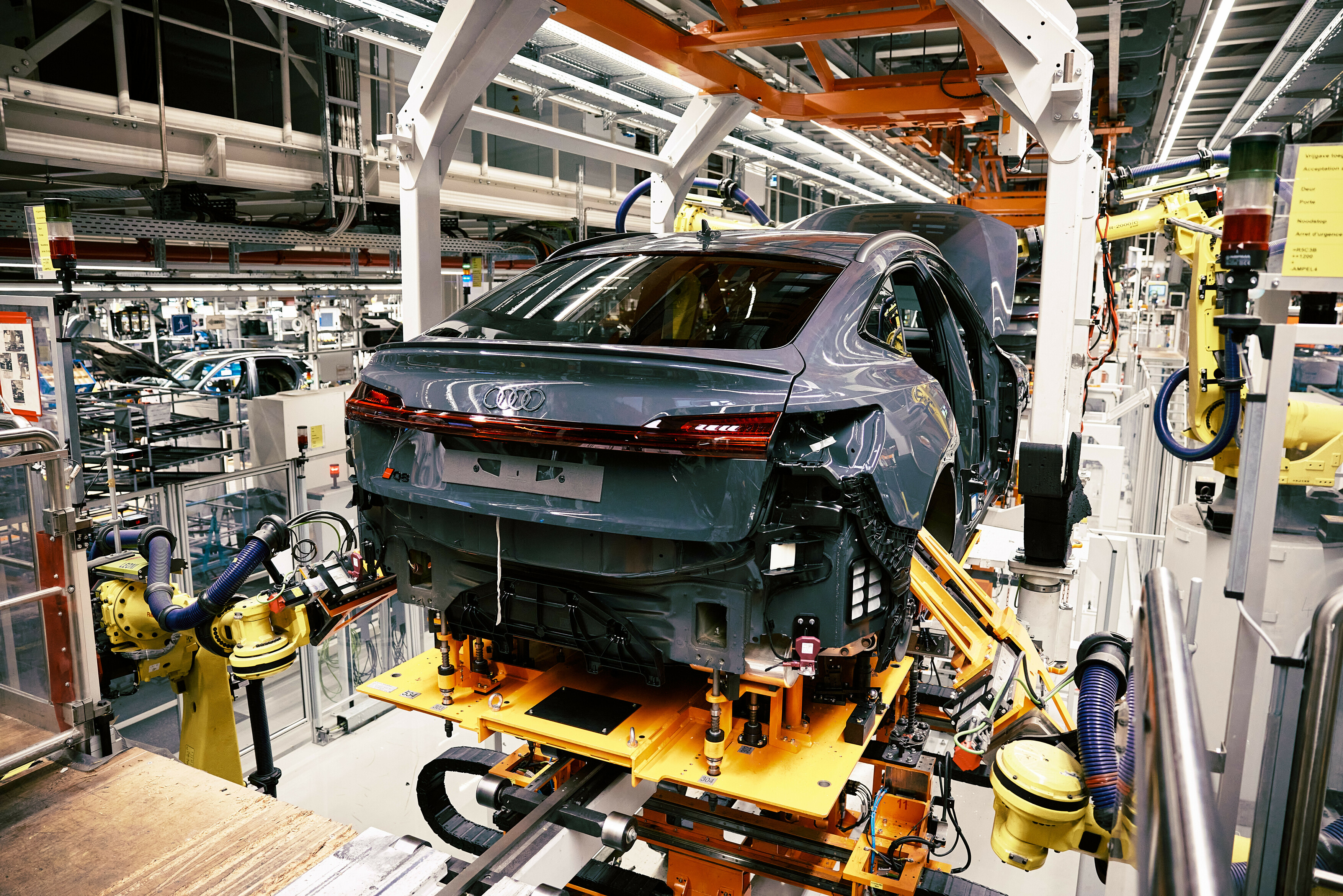 The body and chassis of the Audi Q8 e-tron are connected