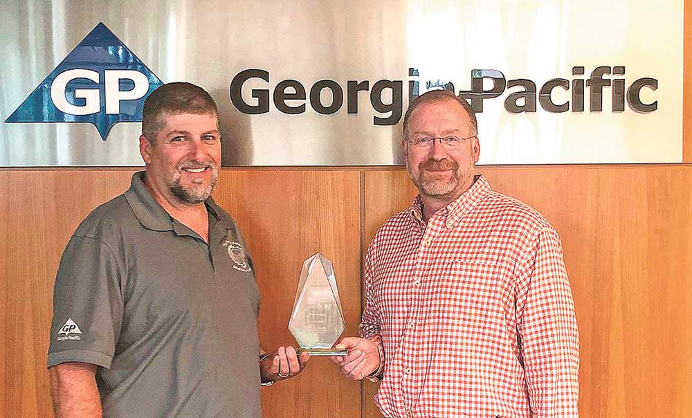 Accepting the award on behalf of Georgia-Pacific are (from left to right) Danny Wright, Diboll Lumber Plant Manager; and Pat Aldred, Vice-President of Composite Panels. 