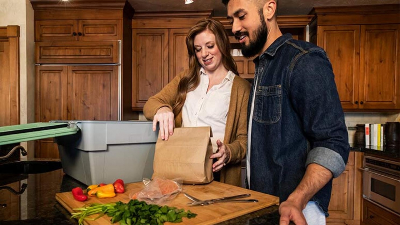 2 people taking items out of a Liviri box