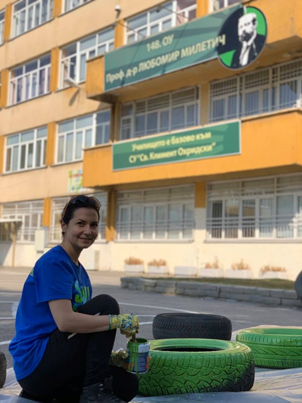 Elena Stoyanova painting tires green