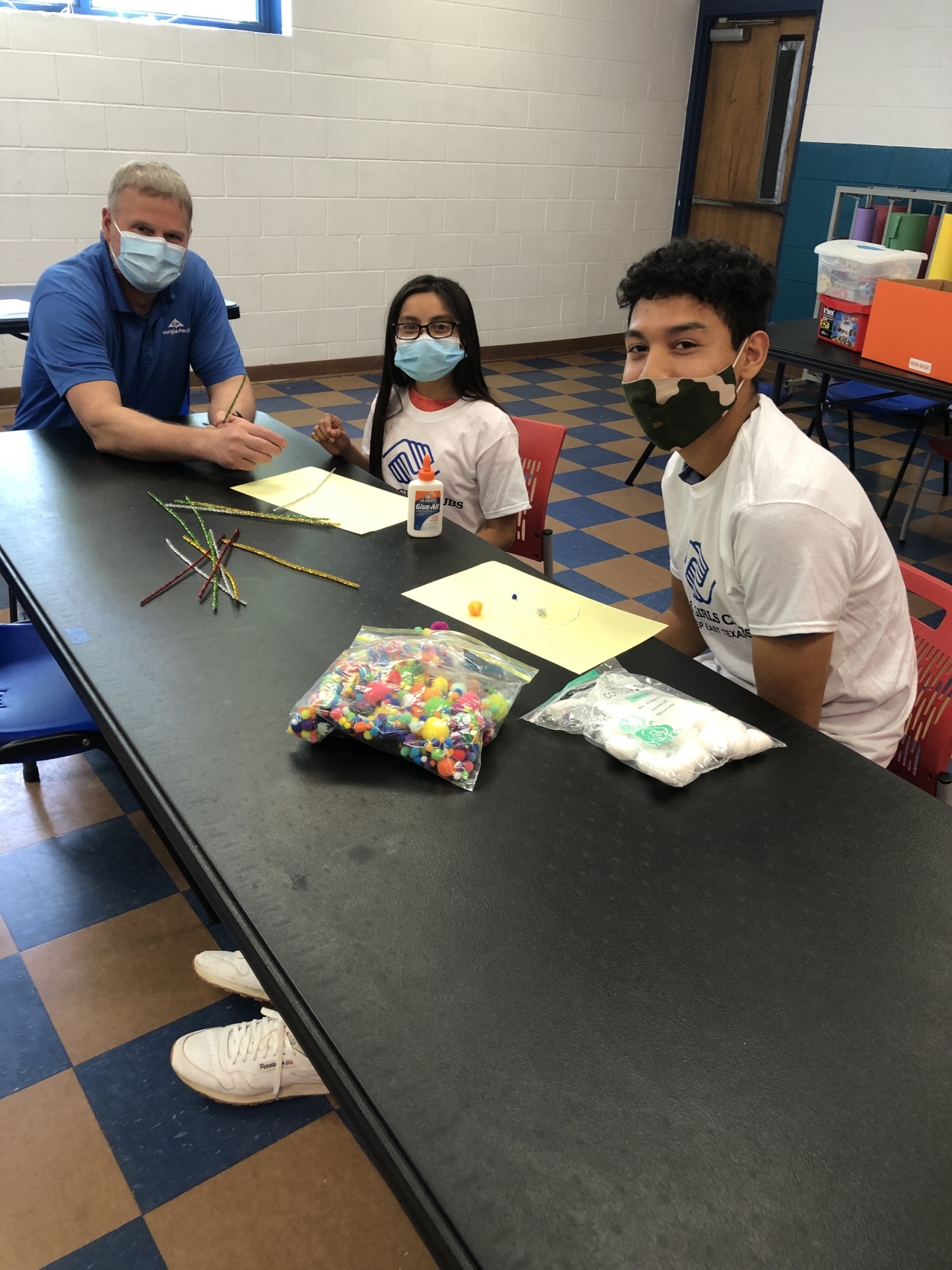 Georgia-Pacific Diboll Particleboard Plant Manager David Thelen visits with Boys and Girls Club members Arielle Romero and Gerardo Villanueva during the Club’s Power Hour program. For the third consecutive year GP is making a $5000 investment in the non-profit’s after school program.