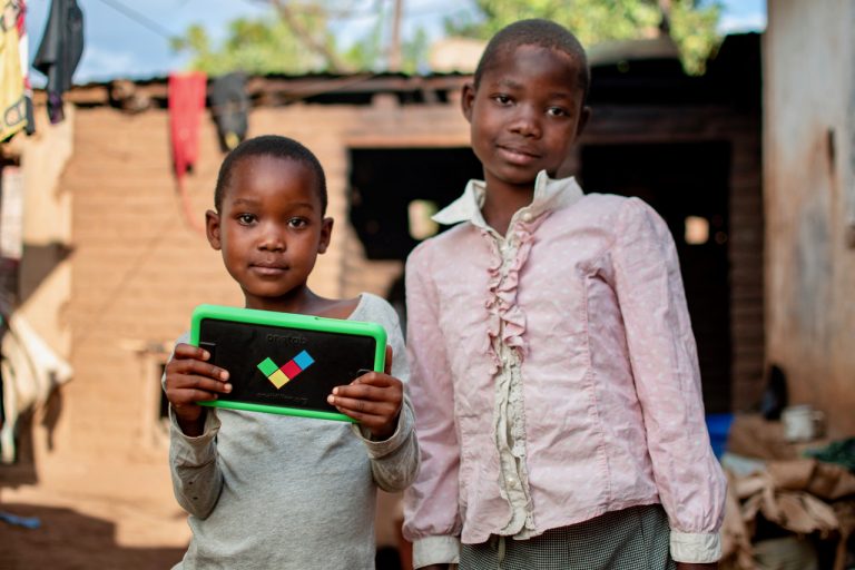 Children in Malawi learning together on onebillion’s onetab device