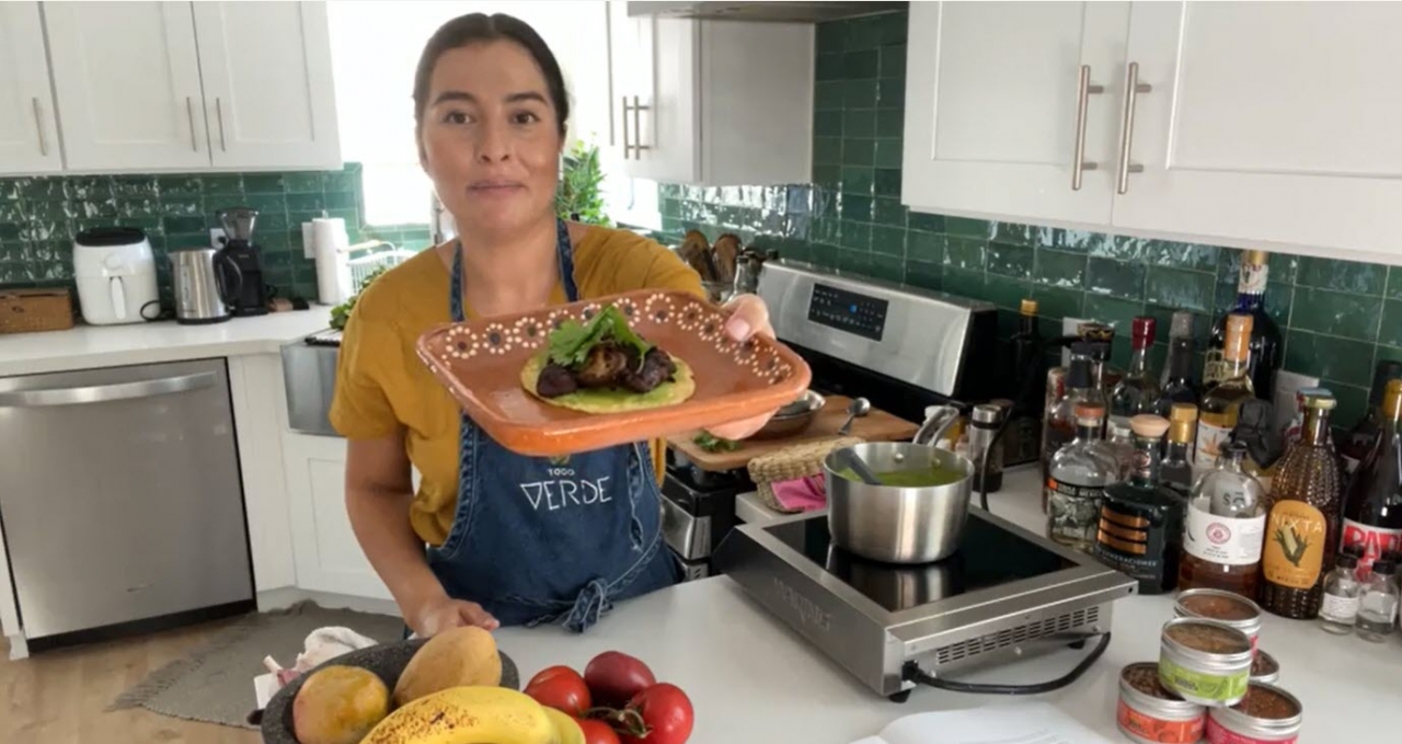 Jocelyn Ramirez, founder of Todo Verde, shared her healthy vegan twist on a classic Mexican dish, Mole Verde con Champinoñes.
