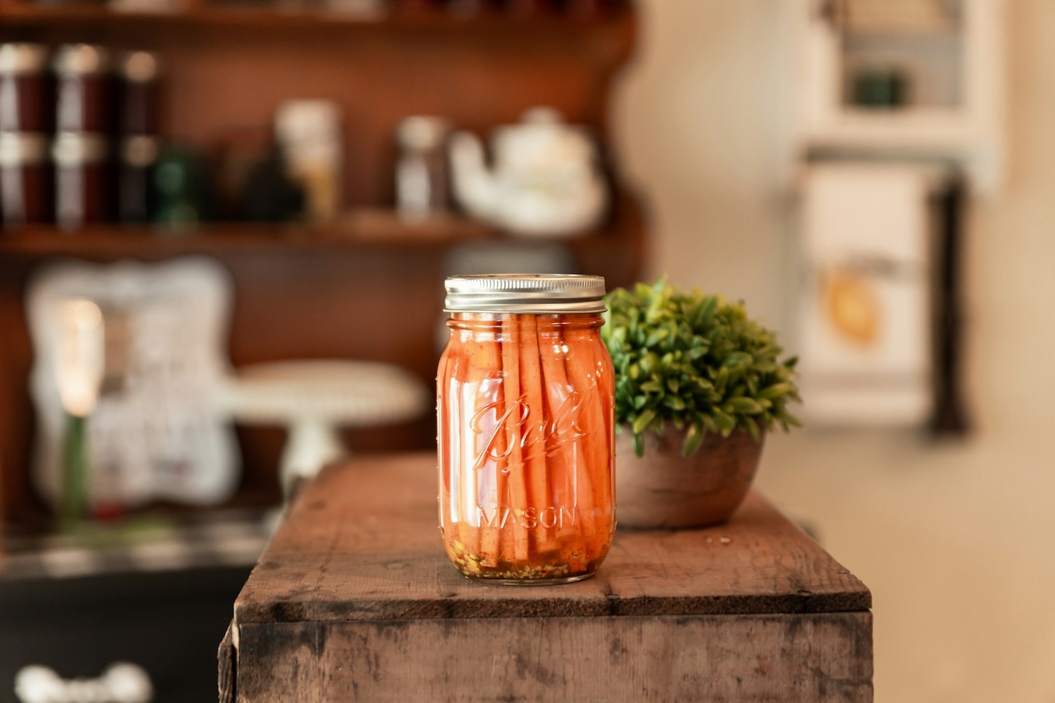 cut carrots in a mason jar - how to store fruits and vegetables so it lasts longer