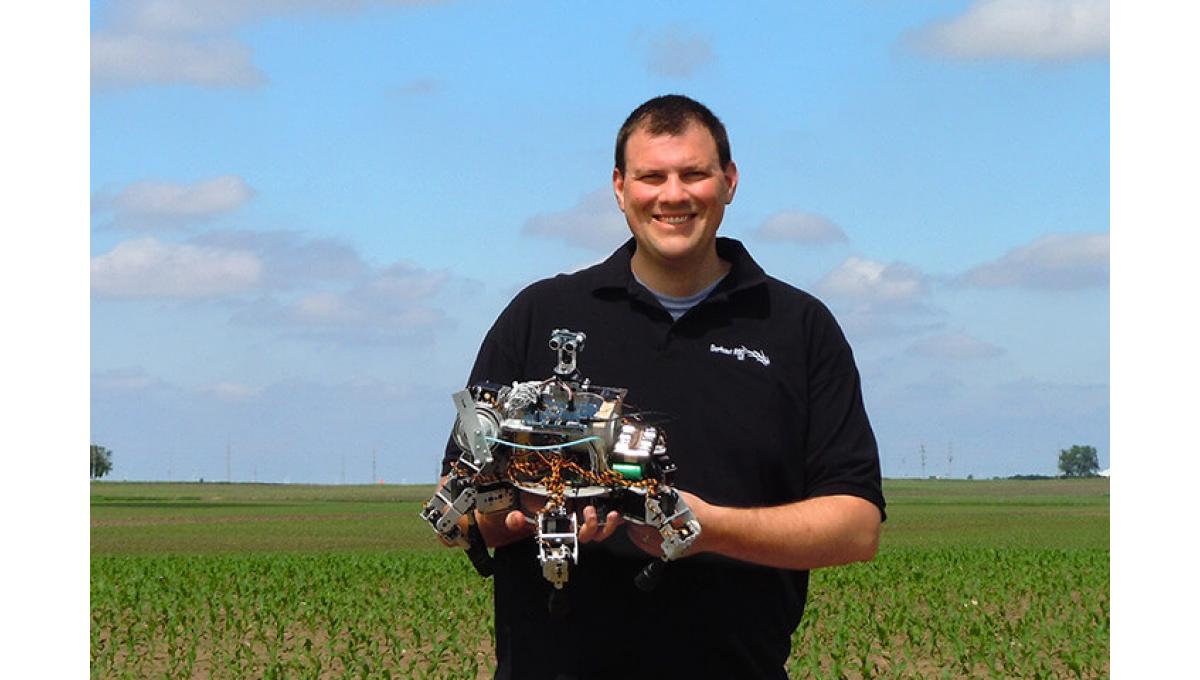 Inventor and engineer David Dorhout from Des Moines, Iowa. In his vision, a whole swarm of his little agri-crabs tends the field and even communicates among each other.