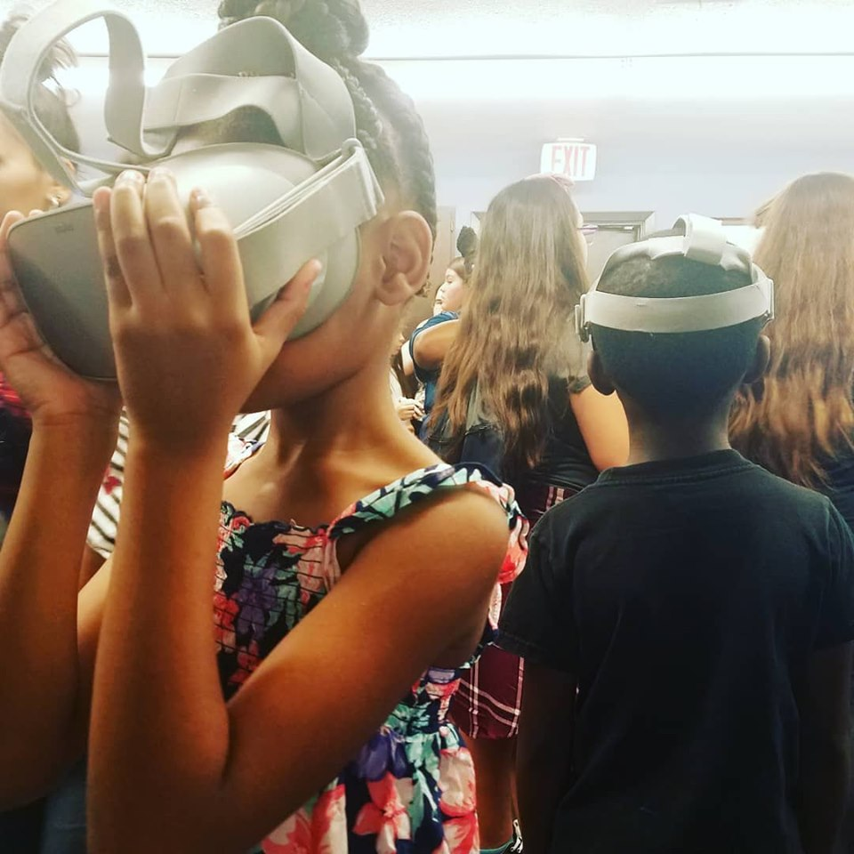 e4-Youth - children using virtual reality headsets