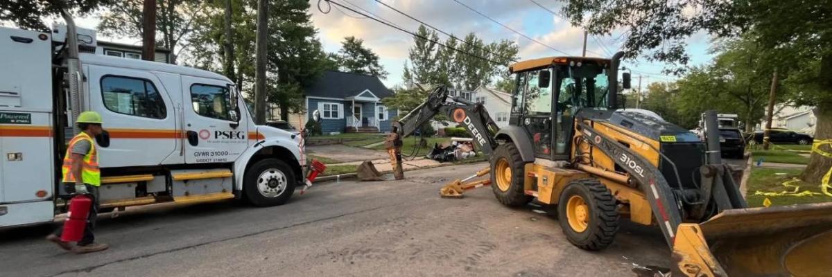 PSEG vehicles arriving to repair lines
