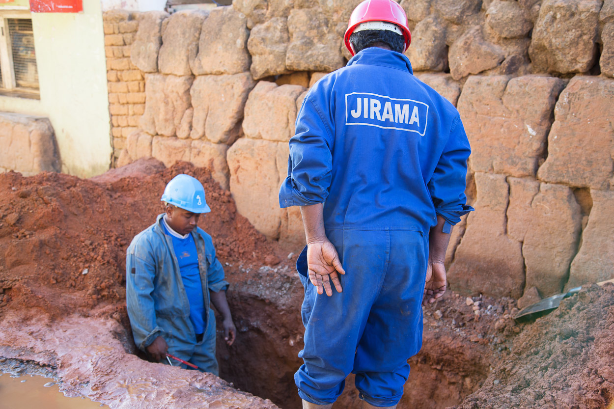 Technicians of the JIRAMA water utility in Antananarivo, Madagascar, repair a distribution line as part of a WSUP-implemented project to improve water and sanitation services for low-income areas. Photo: Rapiera Tsilavo / GETF