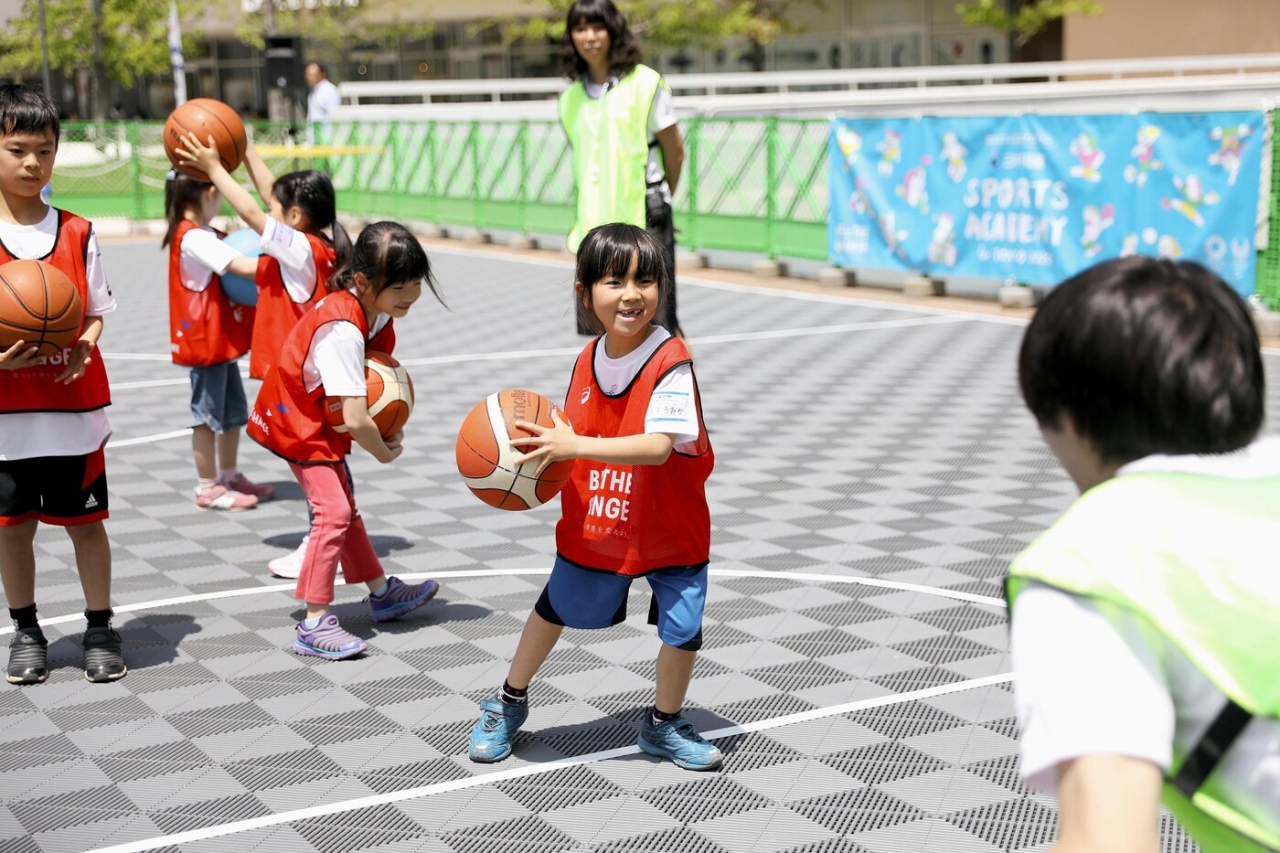 kids playing basketball