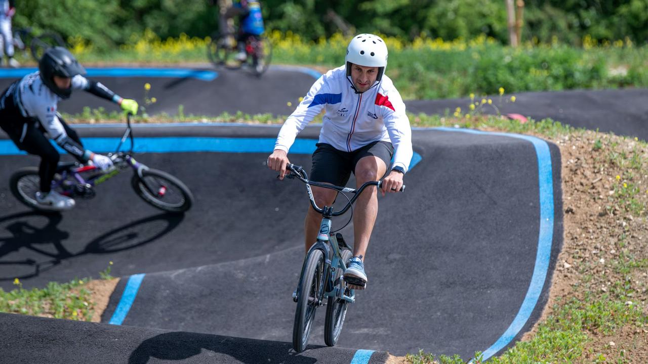 bicyclist competing