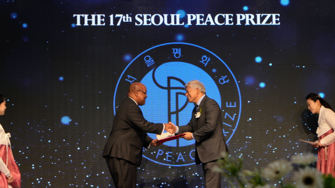 Direct Relief CEO Byron Scott (left) receives the Seoul Peace Prize from Jaeho Yeom, Chairman of the Seoul Peace Prize Cultural Foundation, at an awards ceremony in Seoul on April 28, 2025.