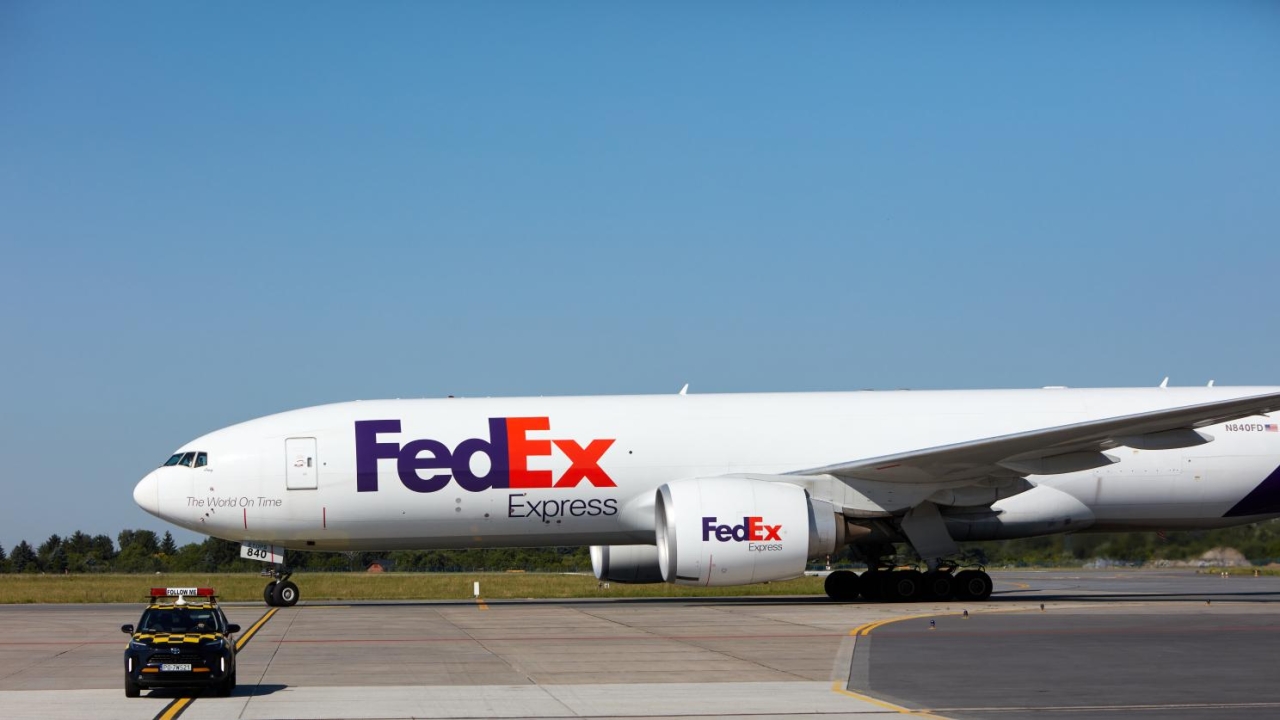 Avionul FedEx pe pistă