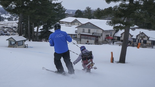 2 people skiing