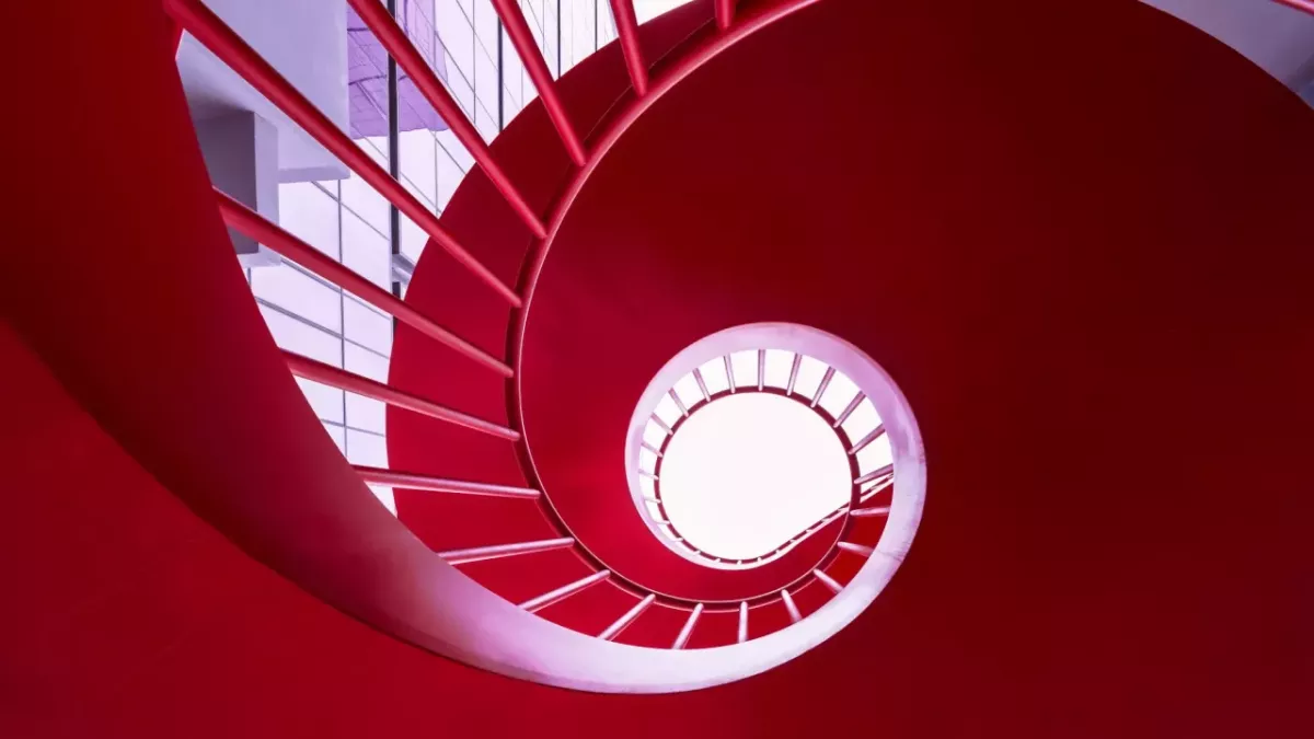 tangga spiral merah 