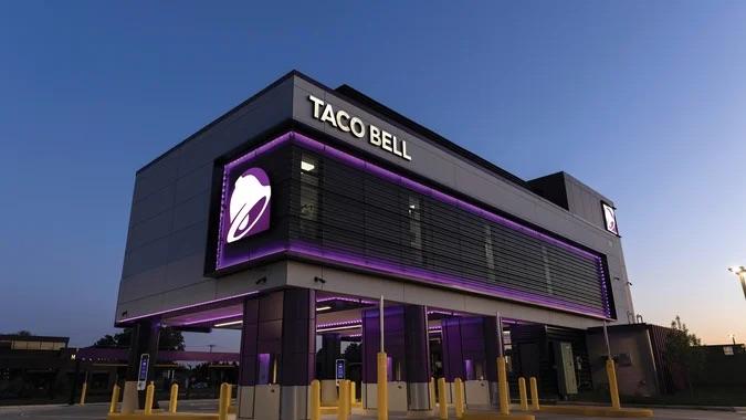 Taco Bell restaurant exterior 