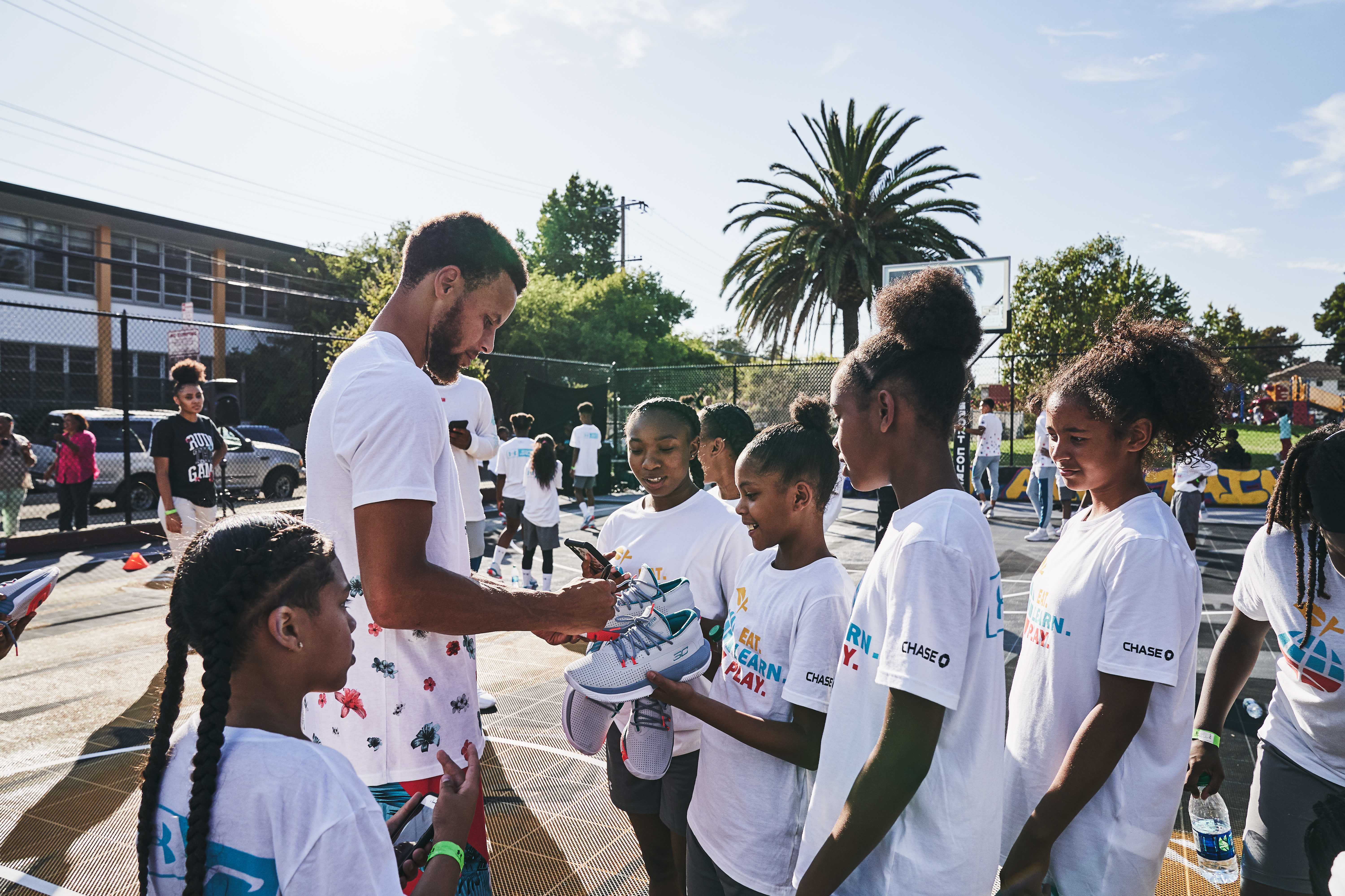 Photo: Stephen Curry meeting with fans at a 2019 event