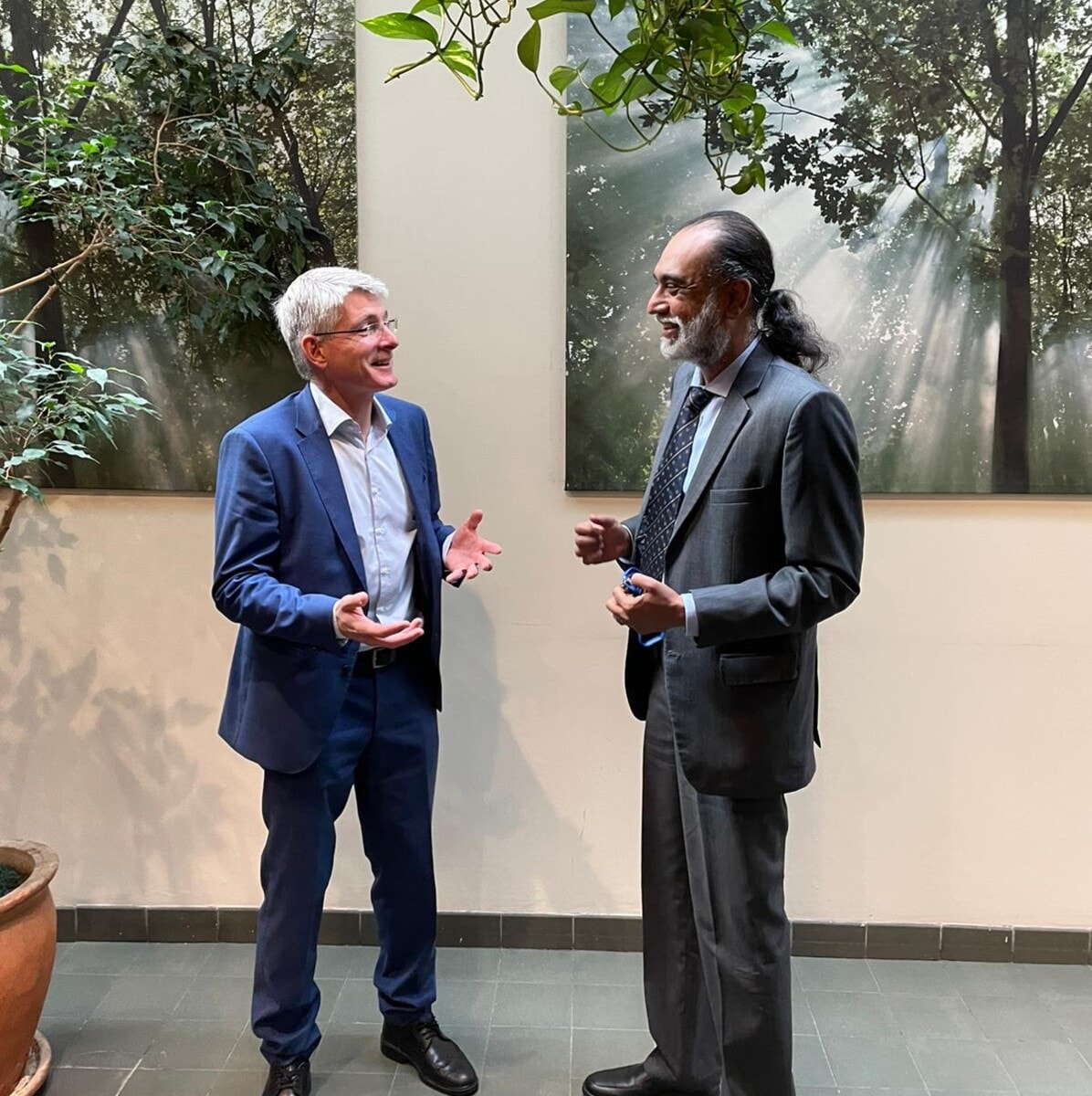 Erik Ekudden and Amandeep Singh Gill talking in a hallway